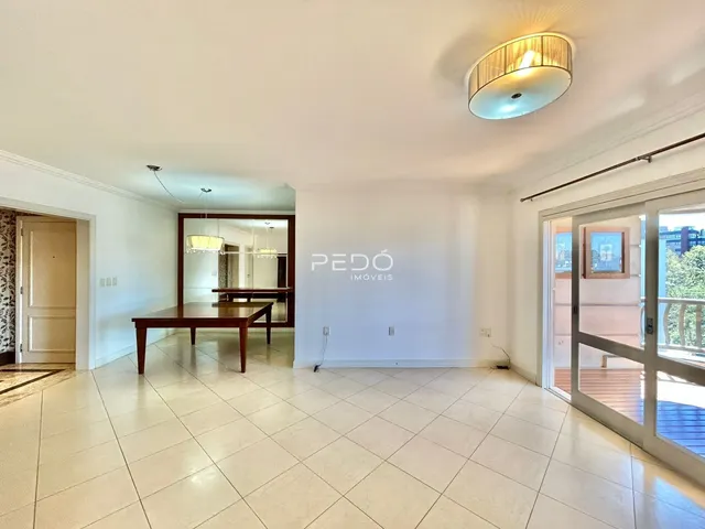Ambiente interno de uma sala de estar com piso de cerâmica clara.