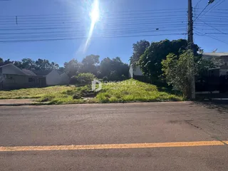 Vista externa de uma propriedade em Lajeado, Brasil, com vegetação e estrada.