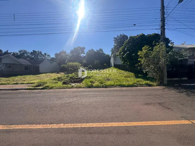 Vista externa de uma propriedade em Lajeado, Brasil, com vegetação e estrada.