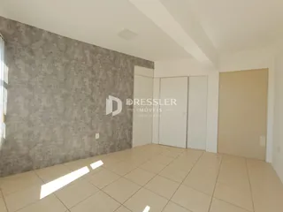 Interior de uma sala com piso de cerâmica e parede texturizada.