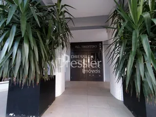 Corredor interno com plantas em vasos em uma residência.