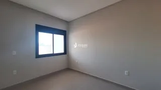 Ambiente interno com janela grande.