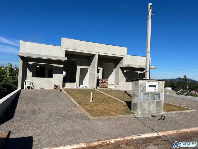Casa geminada com 2 dormitórios