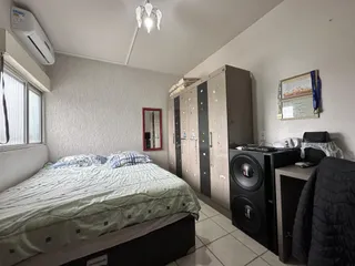 Quarto com cama e armário de madeira.