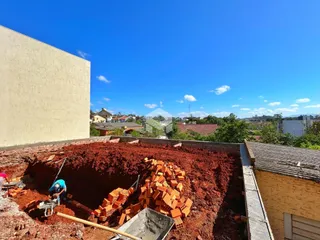 Vista externa de uma construção em Lajeado, Brasil, mostrando escavação de terra.