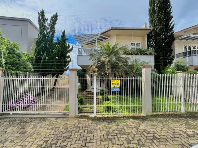 Vista da fachada de uma residência em Lajeado, Brasil, com portão de ferro.