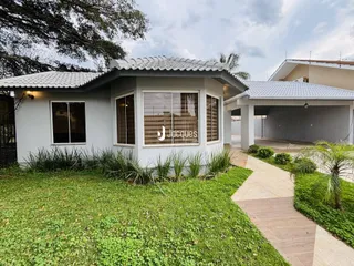 Fachada de uma casa em Lajeado, Brasil com jardim e calçada.