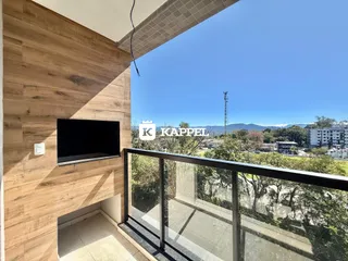 Uma vista panorâmica da paisagem montanhosa a partir da varanda.