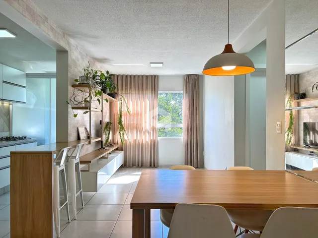 A sala de jantar e cozinha de uma residência em Lajeado com piso de cerâmica.