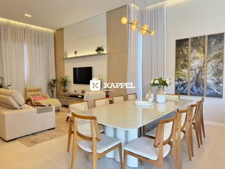 Uma sala de jantar moderna com mesa de vidro e cadeiras de vime.