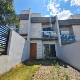 Fachada externa de uma casa em Lajeado, Brasil, sob céu azul.