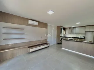 Ambiente interno moderno com revestimento de madeira e piso de cerâmica.