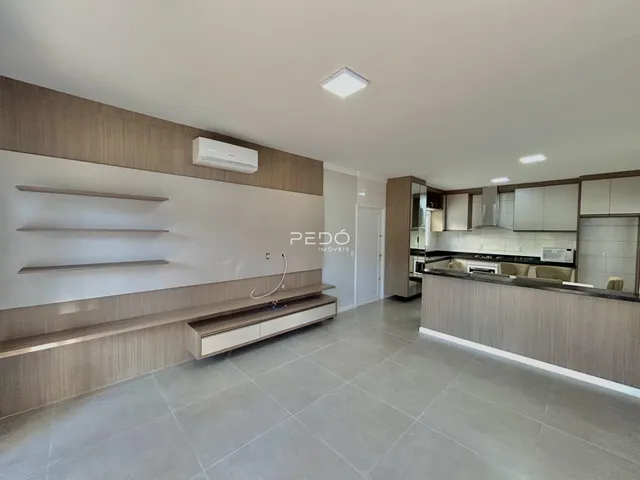 Ambiente interno moderno com revestimento de madeira e piso de cerâmica.