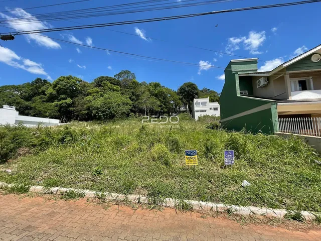 Fachada de uma residência em Lajeado, Brasil, cercada por vegetação alta.