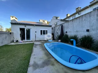 Vista externa de uma residência com piscina e jardim em Lajeado.