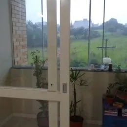 Vista da paisagem verde da propriedade através da janela.