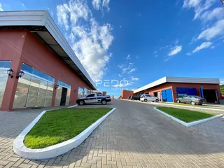 fachada de um imóvel comercial em Lajeado, Brasil, com área externa pavimentada.