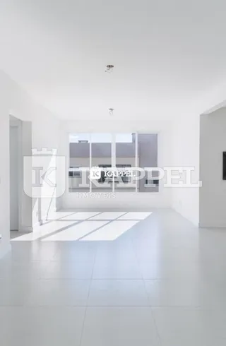 Hall de entrada com piso claro e paredes brancas.