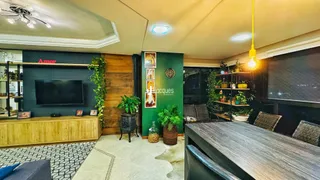 Sala de estar com decoração rústica e painéis de madeira.