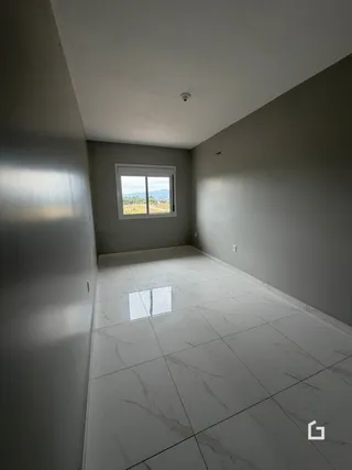 Vista interna de uma sala com piso de porcelanato claro.