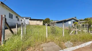 Vista externa de uma residência em Lajeado, Brasil, cercada por vegetação alta.