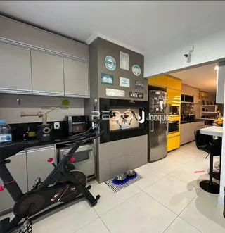 Interior de uma sala com armários e lareira moderna.