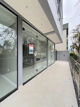 Fachada de um imóvel em Lajeado, Brasil, com portas de vidro e área externa.