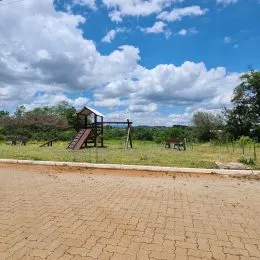 Vista externa de um terreno seco com solo rachado.