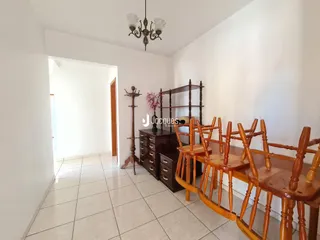 Corredor com móveis de madeira e piso de cerâmica.