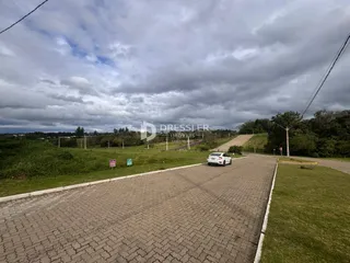 Vista da rua e gramado de uma propriedade em Lajeado.