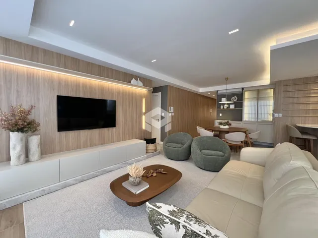 Sala de estar moderna com painéis de madeira e sofá claro.