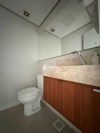 Foto de um banheiro moderno com bancada de granito e armários de madeira.
