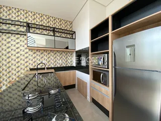 Cozinha moderna com armários e eletrodomésticos de aço inoxidável.