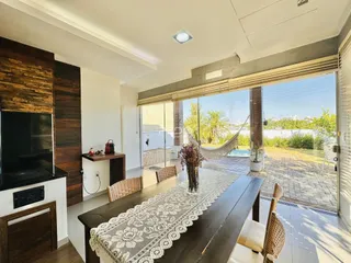 Sala de estar com vista para o jardim através de portas de vidro.