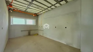 Ambiente interno de uma propriedade em fase de construção com teto exposto.
