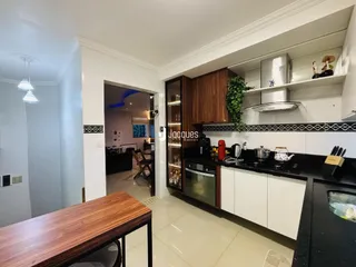 Vista da cozinha e área de circulação de um imóvel em Lajeado, Brasil.