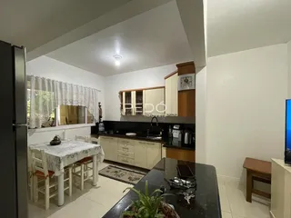 Vista de uma sala de jantar com cozinha em um imóvel no Brasil.