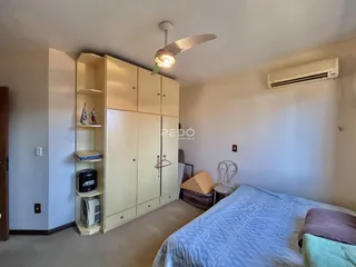 Quarto com armários embutidos e cama