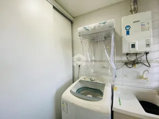 Foto de uma cozinha com armários brancos e pia.