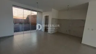 Ambiente interno com portas de vidro que dão acesso a uma área externa.