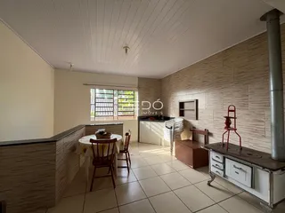 Interior de uma sala de jantar com piso de cerâmica e paredes em tom neutro.