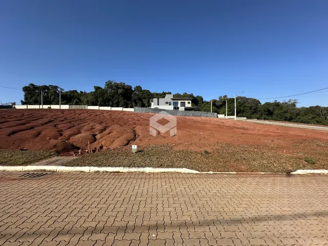 Vista da propriedade com terreno em terraplenagem e paisagem.