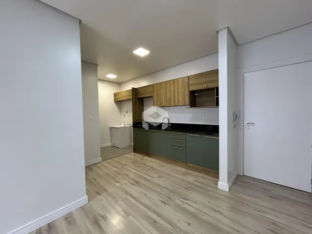 Ambiente interno de sala de estar com cozinha em um imóvel no Brasil.