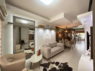 Sala de estar iluminada com decoração moderna e móveis claros.