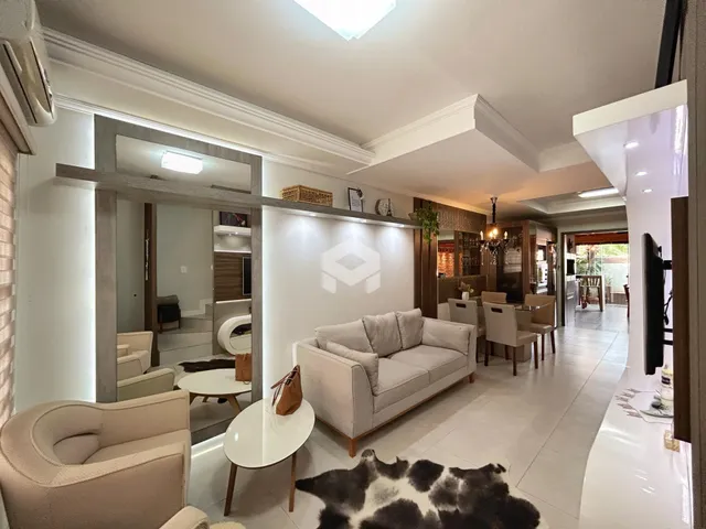 Sala de estar iluminada com decoração moderna e móveis claros.
