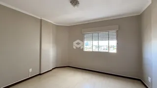 Foto de uma sala de estar com paredes cinzas e piso de madeira clara.