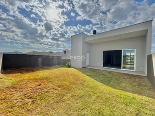 Fachada de uma casa moderna com jardim gramado.