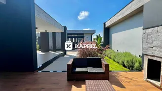 Vista externa de uma residência moderna com área de lazer e paisagismo.