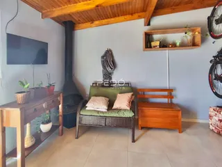 Foto de uma sala de estar com lareira e móveis de madeira.