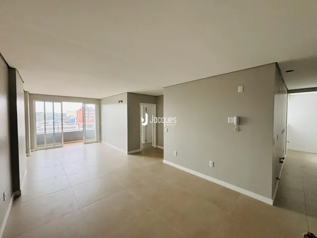 Sala de estar ampla com vista para a paisagem urbana.